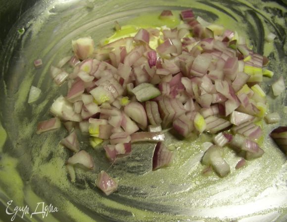 Лук-шалот мелко режем и обжариваем на сливочном масле (20г) минуты 3 до прозрачности.
