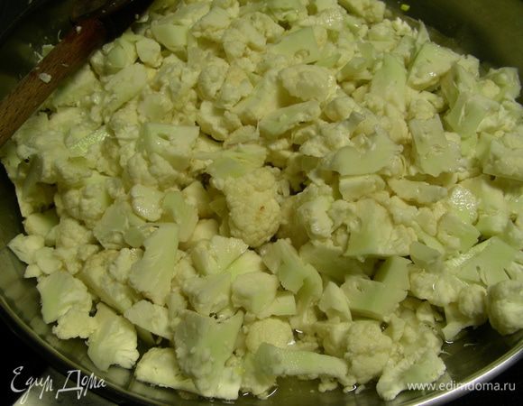 Соцветия цветной капусты режем довольно мелко. Добавляем их в сковороду. Вливаем вино и даем ему выпариться. Периодически помешиваем.
