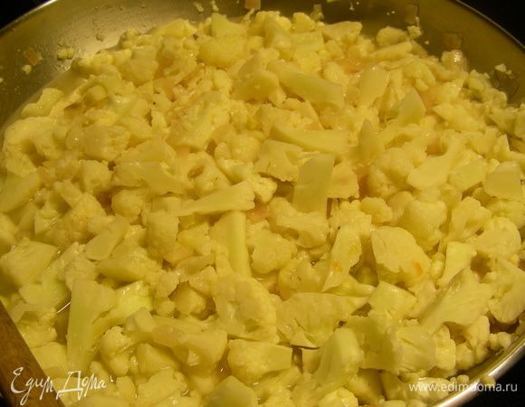 Вливаем половник бульона и готовим капусту на среднем огне до мягкости минут 15. По мере выкипания добавляем бульон. В конце добавляем сливки, солим, перчим по вкусу. Все прогреваем и снимаем с огня. 
