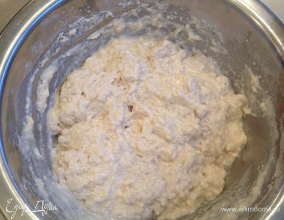 Делаем опару: просеять 250 г муки (можно дважды), сделать в центре углубление, всыпать сухие дрожжи, влить теплое молоко (приблизительно 100 мл), в котором была растворена одна столовая ложка сахара. Перемешать, миску с опарой накрыть слегка влажным полотенцем и оставить минут на 15–20 в теплом месте подниматься.