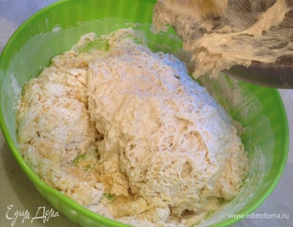 Взбить желтки с оставшимся сахаром. Добавить оставшееся молоко (у меня на весь пирог уходит обычно не 250 мл, а 200 мл), соль, ванилин и всё это влить в остальную муку (просеянную!). Перемешать, и туда же добавить опару. Всё вместе хорошенько замесить.