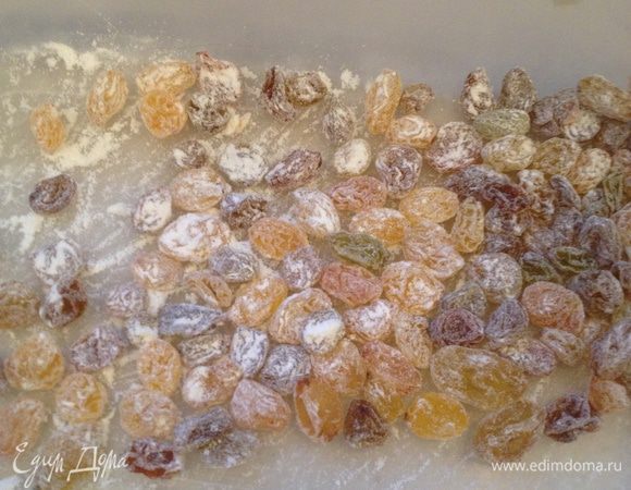 Чистый, мытый изюм посыпать мукой.