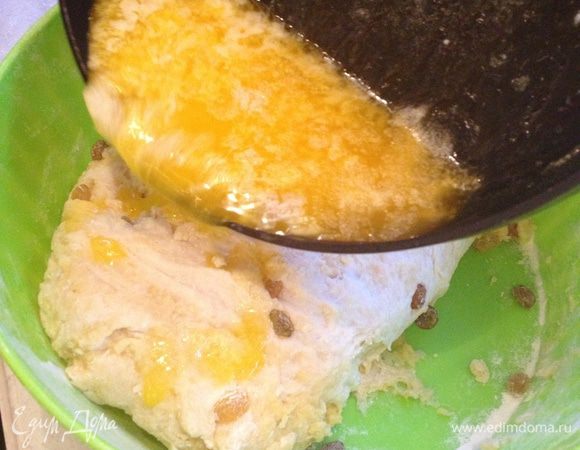 Тесто залить растопленным маслом в 2-3 приема и замесить до однородного состояния.