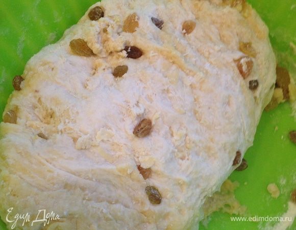 После того как тесто поднимется, обминаем его и еще раз ставим в теплое место минут на 30.