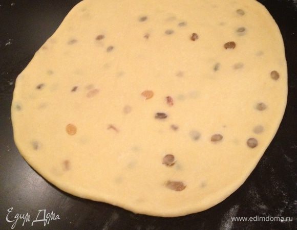 С готового теста отрезаем небольшую часть (примерно 1/3), для изготовления полосок, покрывающих верх пирога.