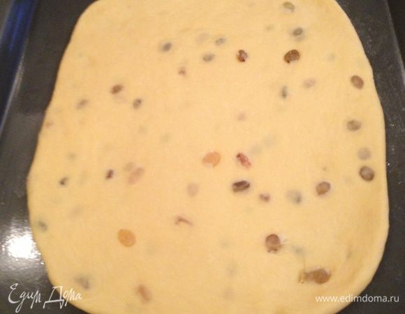 Оставшееся тесто раскатываем в пласт и ставим на теплый противень, смазанный маслом.