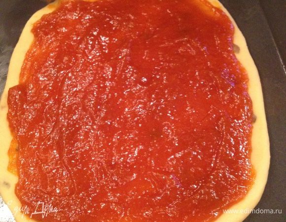 Сверху тесто смазываем повидлом или джемом. Мне нравится клубничное или абрикосовое, но это на вкус.