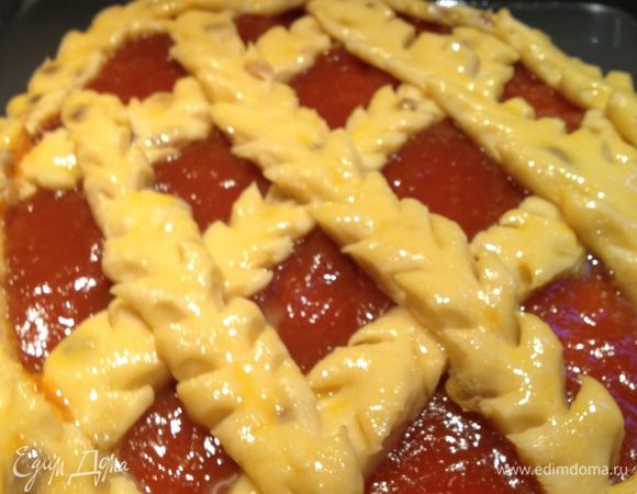 Смазываем пирог яйцом.