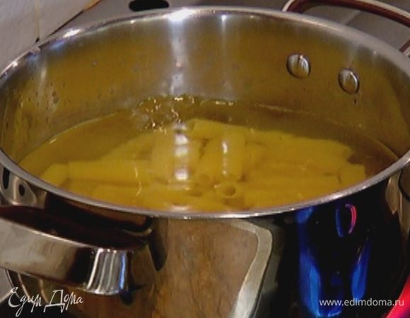 Макароны отваривать в подсоленной воде на 1–2 минуты меньше, чем указано на упаковке.