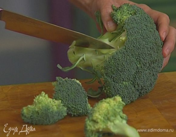 Брокколи разобрать на соцветия.