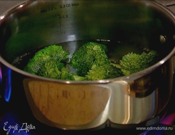 Вскипятить воду в небольшой кастрюле и отваривать брокколи 3–4 минуты, затем воду слить.