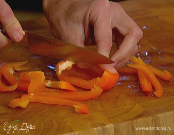 Сладкий перец, удалив семена, нарезать тонкими полосками.