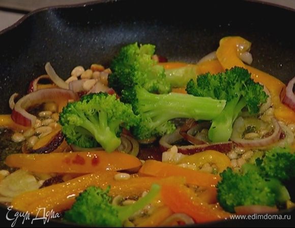 Разогреть в сковороде оливковое масло, немного обжарить лук и сладкий перец, затем добавить кедровые орехи и брокколи, перемешать, посолить, поперчить.
