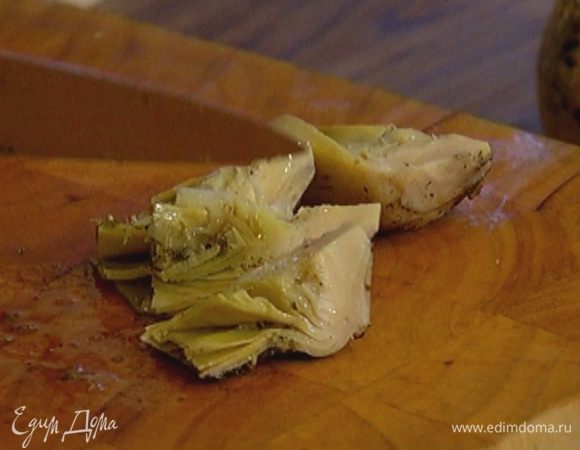 Артишоки разрезать на 4 части.