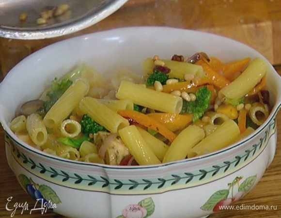 Макароны соединить с обжаренными овощами, добавить артишоки, перемешать и выложить на блюдо.