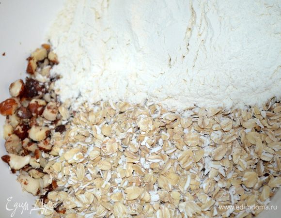 орехи смешиваем с геркулесом и мукой