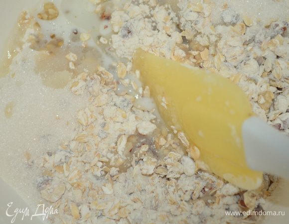 добавляем сахар, молоко, масло и замешиваем тесто. Оно будет просто как крошки. 