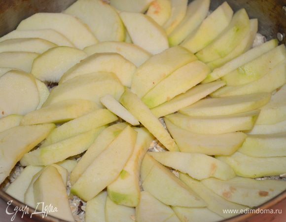 яблоки помыть, почистить и нарезать на ломтики. Разложить их плотно внахлест на основу для пирога
