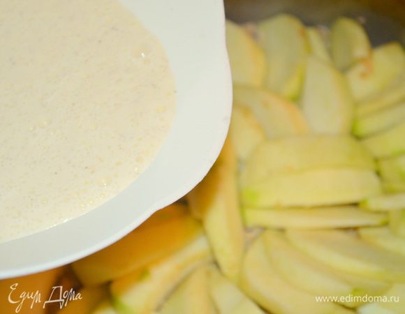 заливаем наши яблоки этой смесью