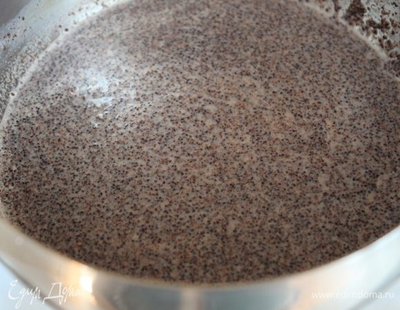 Мак предварительно запарить кипятком на 1 час. Затем слить лишнюю воду и прокрутить на мясорубке несколько раз. Молоко закипятить, добавить сахар и залить мак. Оставить на 30 минут. 