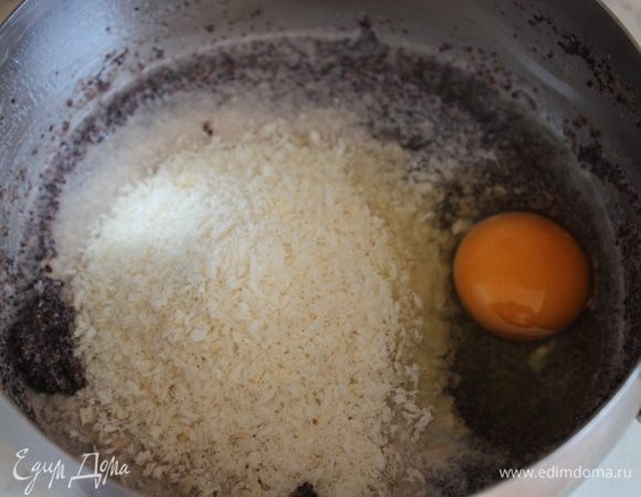 Добавить яйцо и панировочные сухари. Хорошо перемешать. Маковая начинка готова...