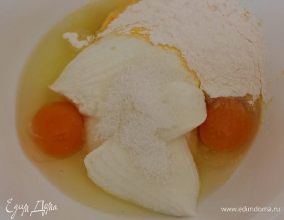 Для творожной начинки соединить все ингредиенты и хорошо взбить.