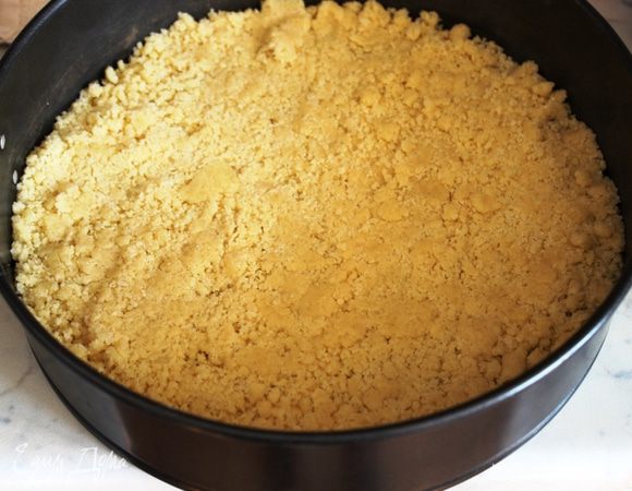 2/3 выложить в застеленную пергаментом форму для выпечки.