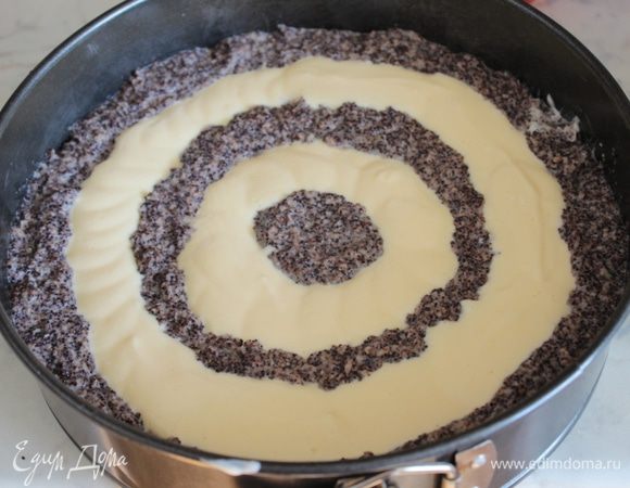 Выложить творожную массу в кондитерский мешок и выложить 2 кольца в промежутках между маковыми кольцами.