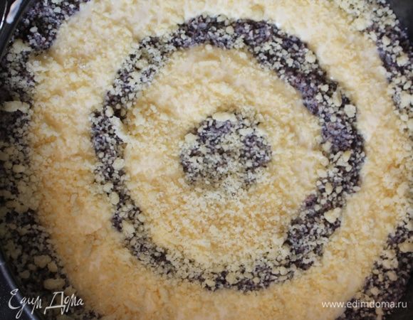 Выложить оставшуюся крошку  поверх начинок. 