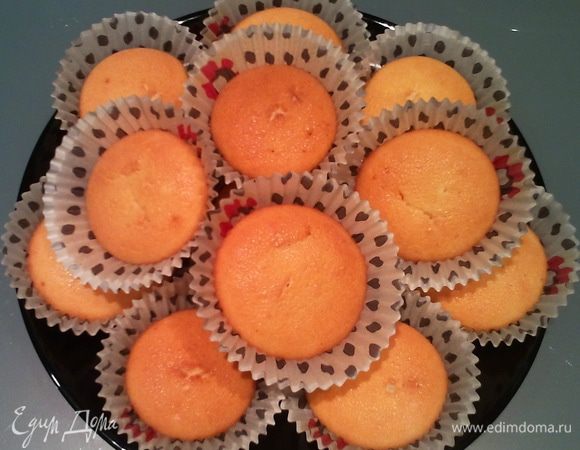 Яйца взбить с сахаром. Добавить творог и хорошо перемешать. Масло растопить (слегка остудить) и влить в творожно-яичную массу. Добавить муку (просеянную), ванилин, разрыхлитель, чернику. Вылить в форму или бумажные формочки. Поставить в духовку при температуре 180-190 с на 15-20 минут. Посыпать сахарной пудрой.