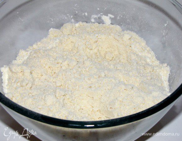 Муку просеять в миску, перетереть со сливочным маслом в крошку.