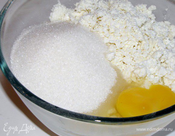 Добавить творог, сахар, яйцо и замесить эластичное тесто.