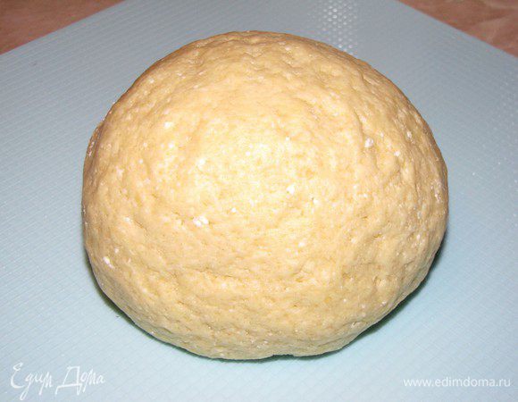 Тесто завернуть в пленку и убрать в холодильник на пол часа. В это время приготовить начинку.