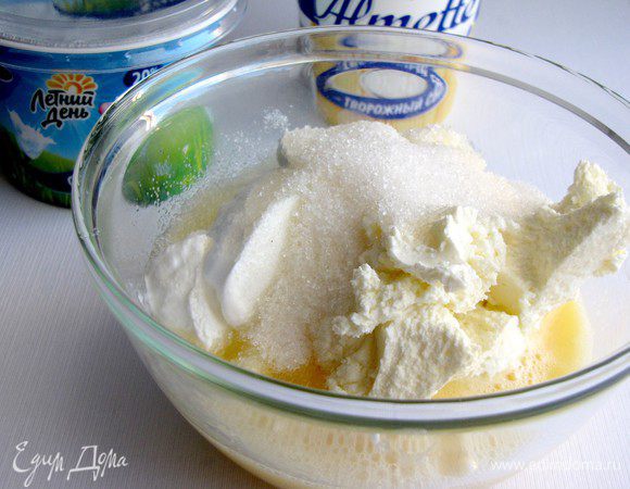 Сливочный сыр взбить с сахаром, яйцом и сметаной.