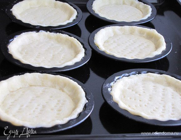 Кружки выложить в смазанные маслом формочки, хорошо прижать и сделать вилкой частые проколы. Поставить в духовку, разогретую до 180 град. на 10 минут.