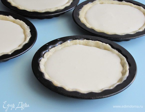 Вынуть корзиночки из духовки, немного охладить. Наполнить корзиночки сырным кремом, примерно 2 ст. л.