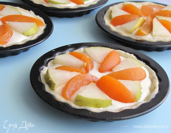 Выложить на крем персики и груши. Поставить в духовку на 15 минут, до зарумянивания.