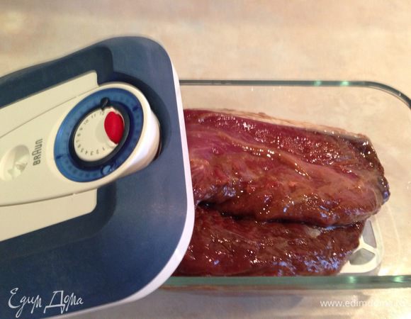 Вырезку замариновать по вашему любимому рецепту. Я мариную в соусе якитори, немного молотого имбиря, перец и соль. Пользуюсь вакуумным контейнером...