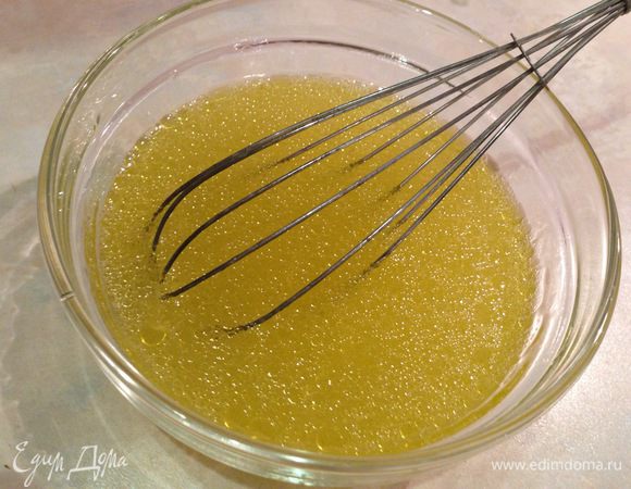 Приготовить заправку. В оставшийся маринад от грибов добавить натертый на мелкой терке чеснок и оливковое масло. Взбить венчиком...