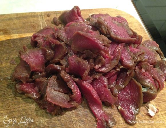 Мясо нарезать тонкими ломтиками...