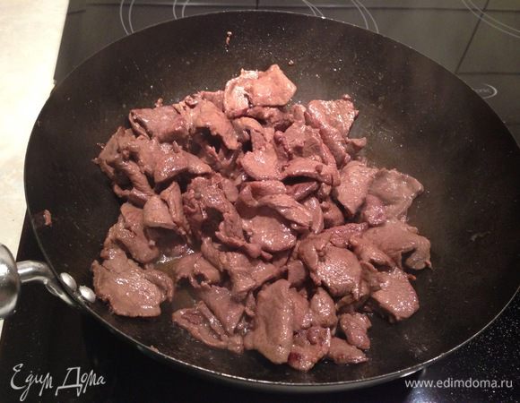 Быстро обжарить на сильном огне в воке или на сковородке...