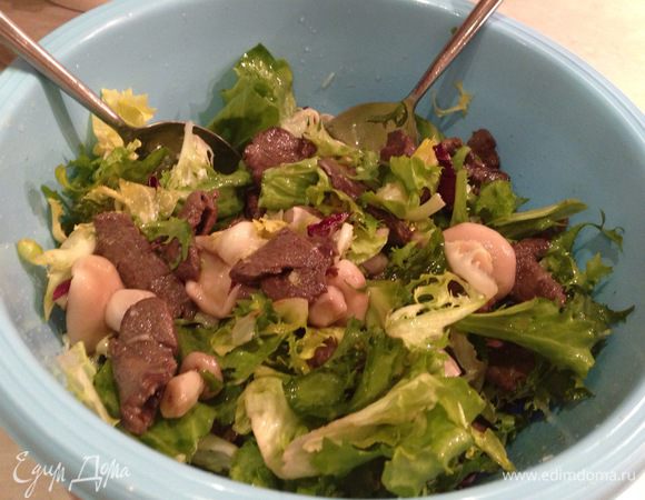 Залить заправкой и перемешать...