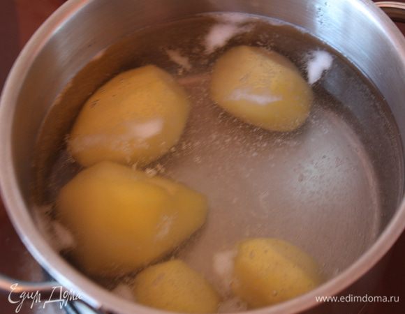 Чистим и отвариваем в подсоленной воде картофель.