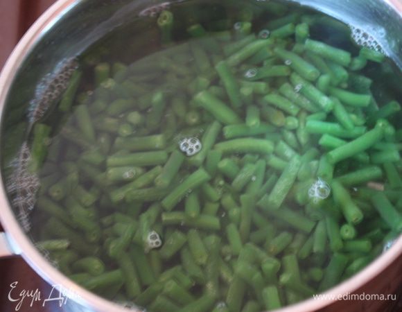 Отвариваем 4-5 минут фасоль. И сразу ее в холодную воду.