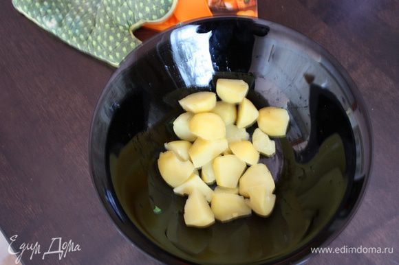 Остывший картофель нарезаем крупно и кладем в миску.