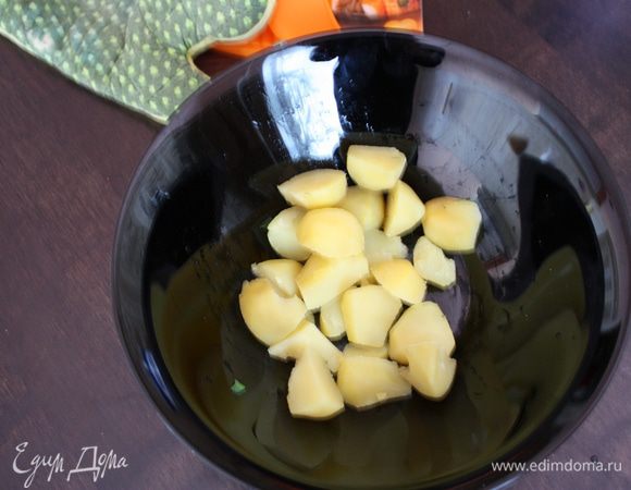Остывший картофель нарезаем крупно и кладем в миску.
