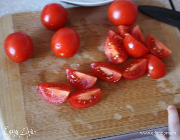 Режем пополам помидорки черри.
