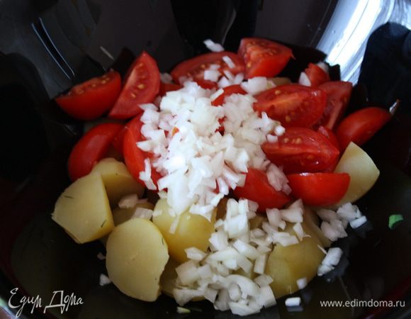 Нарезаем луковицу мелко-мелко и отправляем к картофелю и помидоркам.