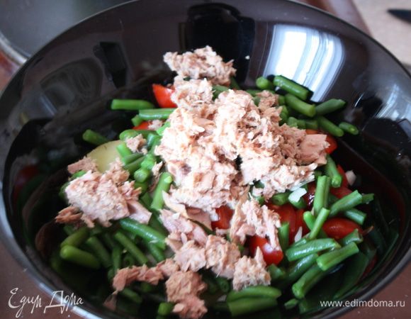 Тунец разбираем на небольшие кусочки и отправляем к остальным ингредиентам.