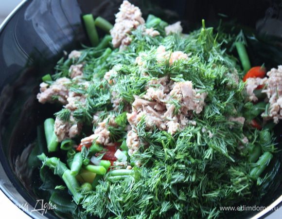  Мелко режем укроп добавляем к салату,заправляем и перемешиваем.